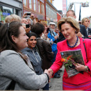 Queen Sonja buys the street magazine "Virkelig" from vendor Ann Vigdis Myhre (Photo: COP / NTB scanpix)